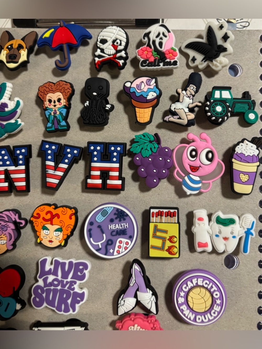 Bundle Of 35 Assorted Crocs Jibbits- Hocus Pocus, Simpsons, Horror, Desserts etc - Picture 3 of 5